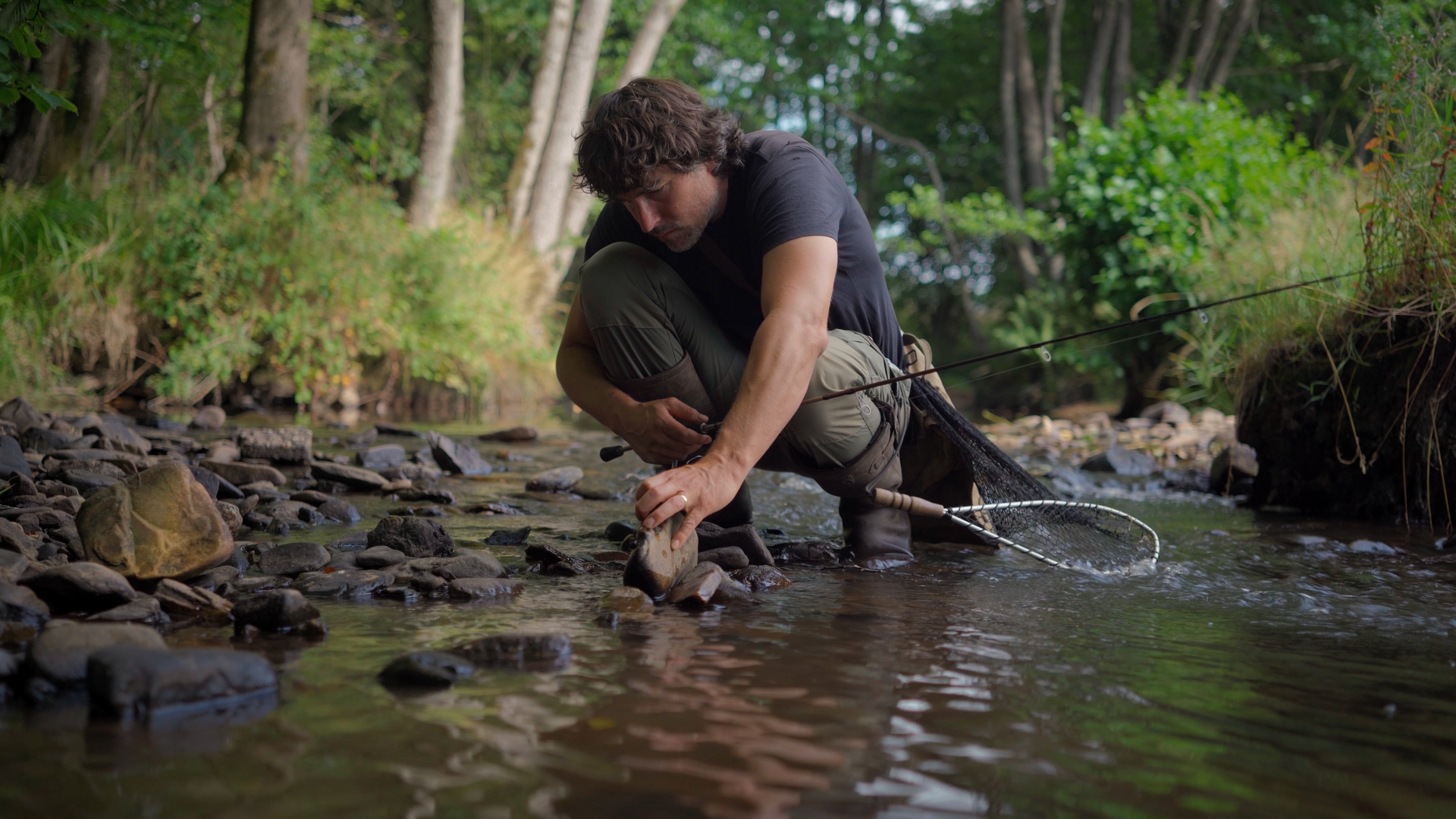 Dr. Sebastian Hoffmann an einem Bach